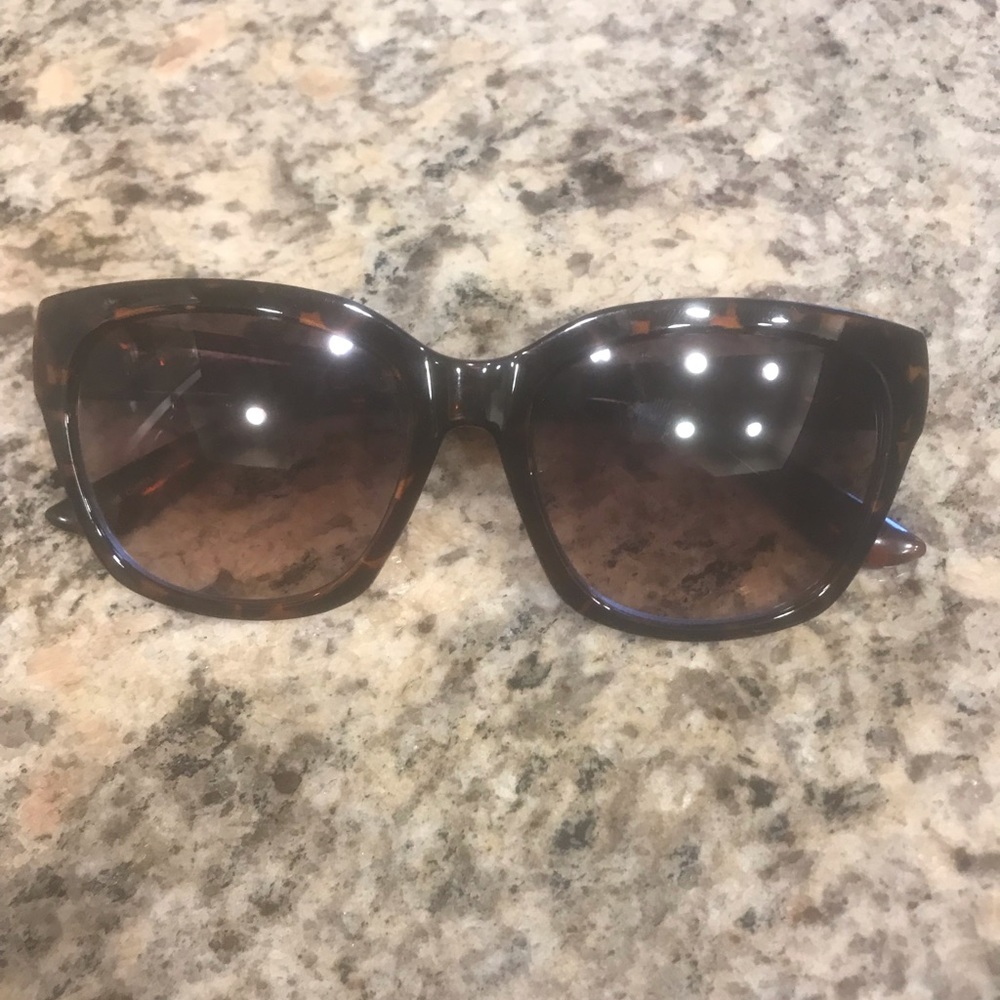 O by Oscar de la Renta sunglasses